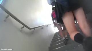 Учитель в колледже скрытой камерой снимает под юбками студенток азиаток