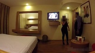 Толстая проститутка снимает трах с клиентом на скрытую камеру