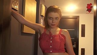 Привлекательная русская девка трахается с мужиком на кровати